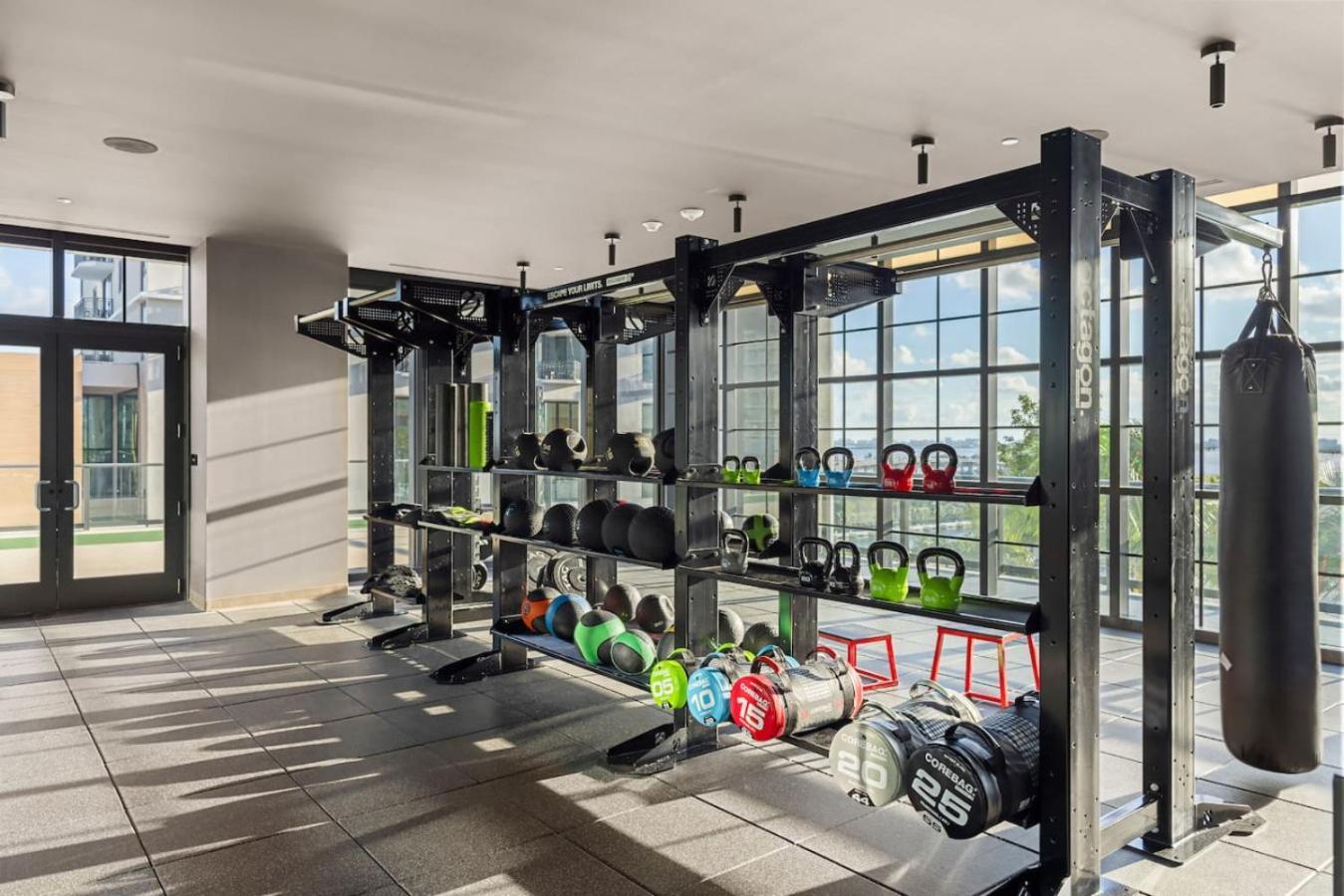 2916 Heart Of Downtown Pool Gym Working *