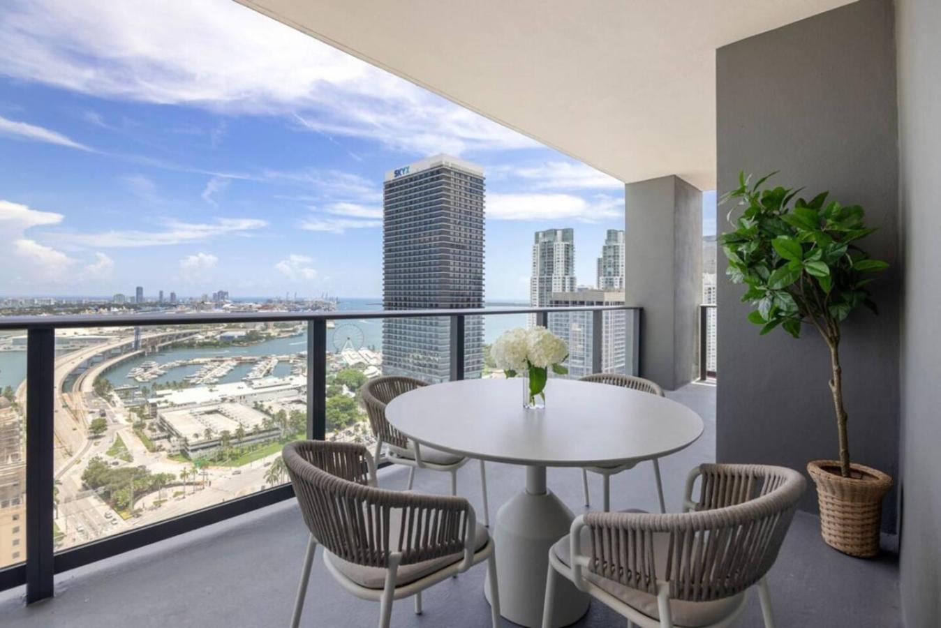 2916 Heart Of Downtown Pool Gym Working Apartment Miami
